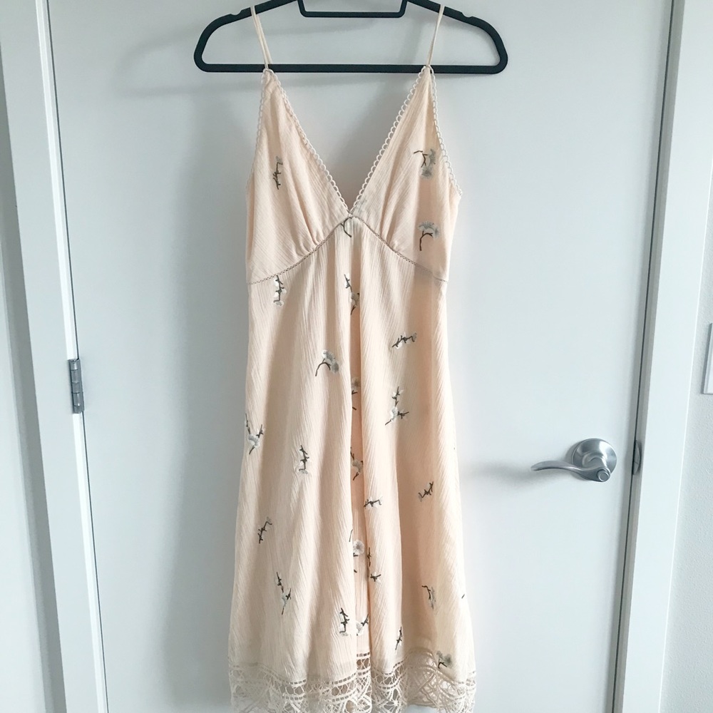 NWT BB Dakota Embroidered Peach Floral Midi Dress